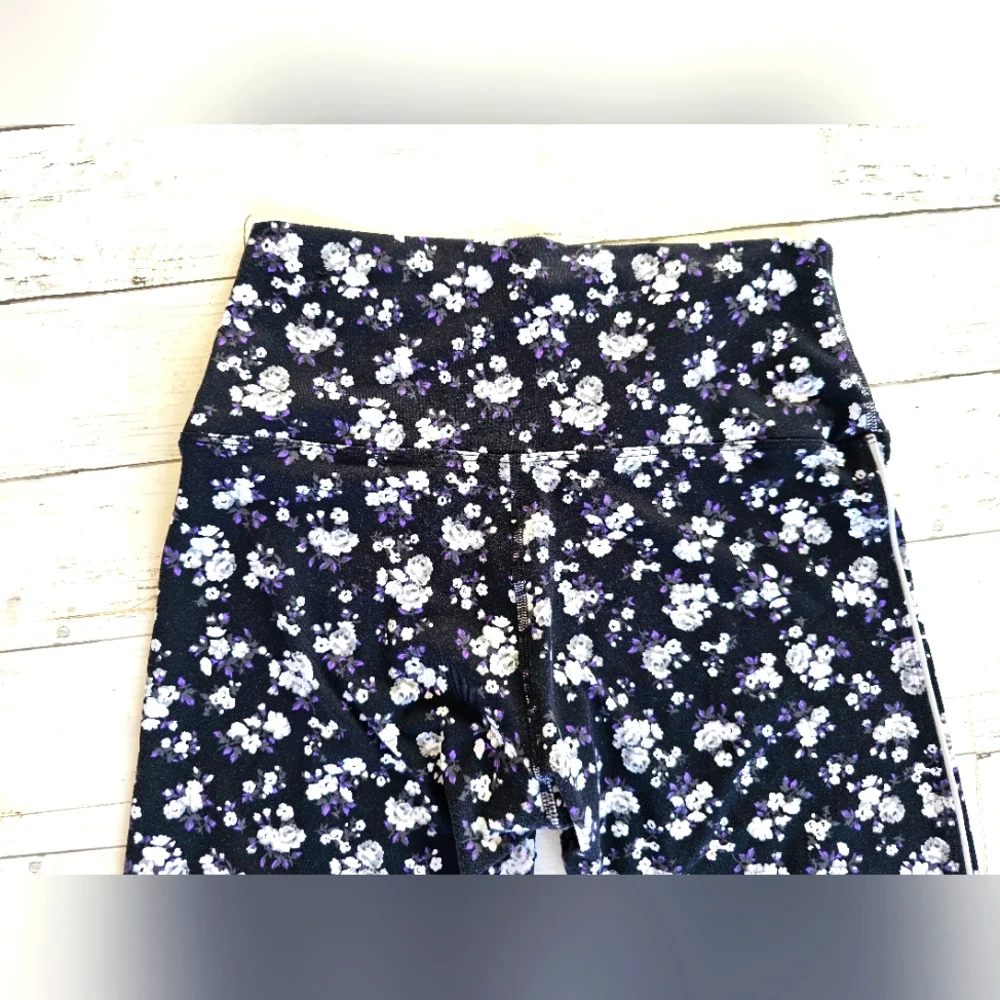 Victoria's Secret PINK ULTIMATE Black Purple Floral Leggings White Stripe Size M - Picture 7 of 7